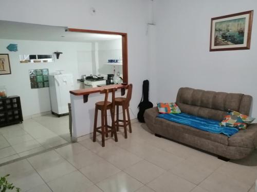 een woonkamer met een bank en een tafel bij Casa lowcost relajación in La Dorada