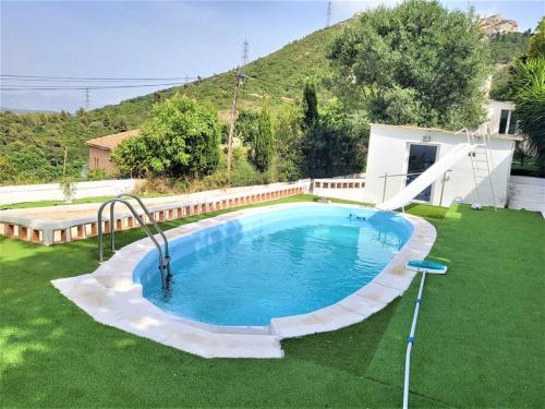 a swimming pool in the yard of a house at Superbe villa piscine privée en pleine nature calme absolu in Marseille