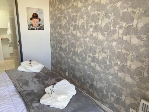 a room with a bed with towels on it at Neuve Romantique in Montbrun-des-Corbières