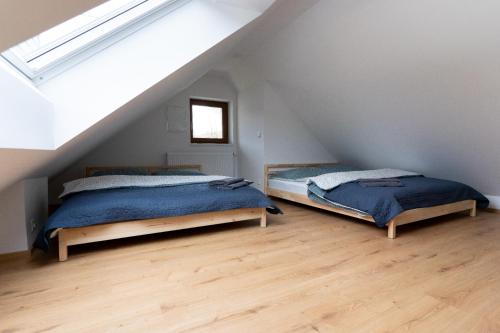 two beds in a room with a attic at Chalupa Martinček in Terchová