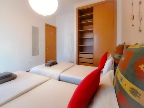 1 Schlafzimmer mit 2 Betten und einem Schrank in der Unterkunft Casa da Valentina AL77856 in Faro
