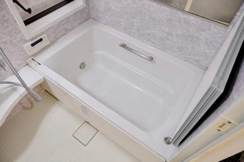 Un baño con un lavabo blanco en una habitación. en Shinjuku/Kabukichō｜Super Busy Area｜Cozy House｜85㎡, en Tokio