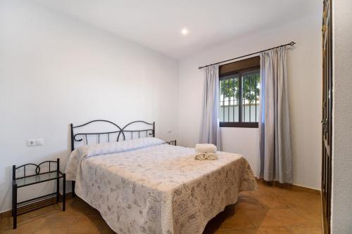a bedroom with a bed and a window at Novobarrosa A in Chiclana de la Frontera