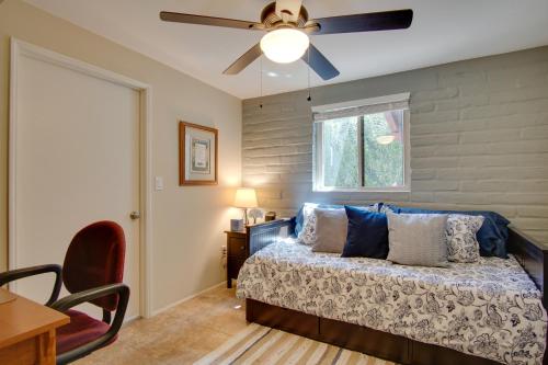 1 dormitorio con 1 cama y ventilador de techo en Green Valley Vacation Rental with Community Pools!, en Green Valley