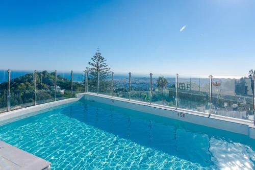 einen Pool mit Stadtblick in der Unterkunft Mediterranean apartment with sea views in Mijas in Mijas