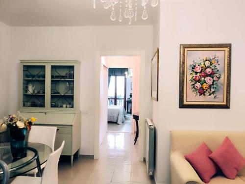特雷維那諾羅馬諾的住宿－'La perla del lago' alloggio turistico，带沙发的客厅和用餐室