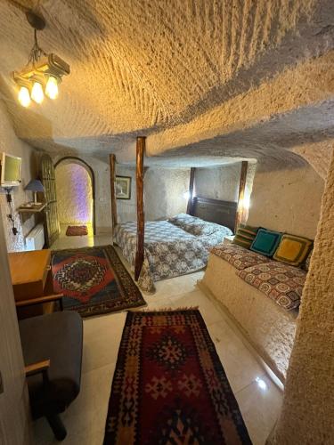 Postel nebo postele na pokoji v ubytování Uchisar Cave House