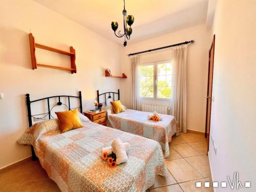 モライラにあるVH CostaBlanca - CARRASQUETAのベッドルーム1室(ベッド2台、窓付)