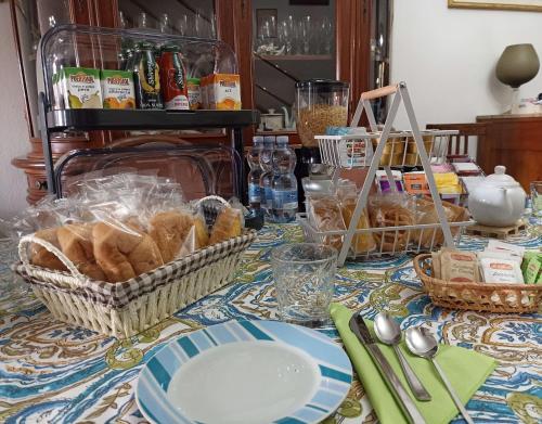 einen Tisch mit Brotkörben und Platten darauf in der Unterkunft B&B Belvedere in SantʼAntìoco