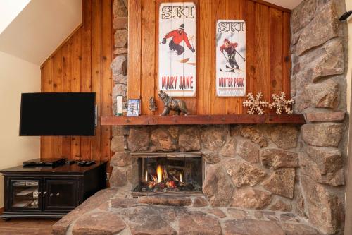 TV a/nebo společenská místnost v ubytování Beaver Village Unit #0333