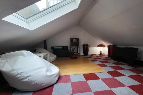 um quarto no sótão com uma cama e uma clarabóia em Harvard Squares ONLY Tiny House on the Charles! em Cambridge