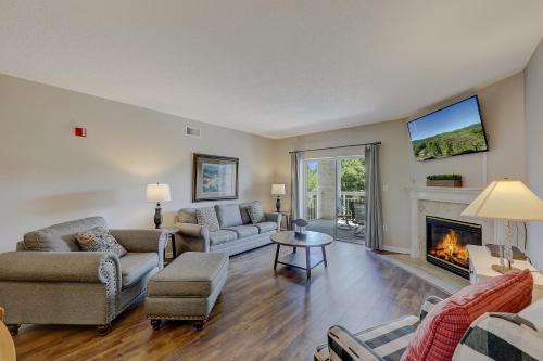 Зона вітальні в Kickin Back Whispering Pines 343