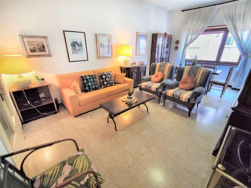 een woonkamer met 2 banken en een tafel bij Ampio Trilocale 6 posti San Beach in San Benedetto del Tronto