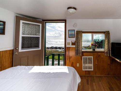 Postel nebo postele na pokoji v ubytování Oceanside Ocean Front Cabins