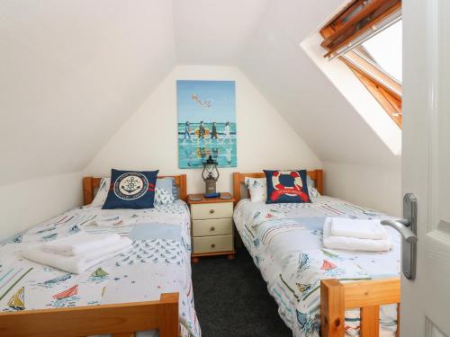 2 camas individuales en un dormitorio en el ático en Shell Cottage, en Peterhead