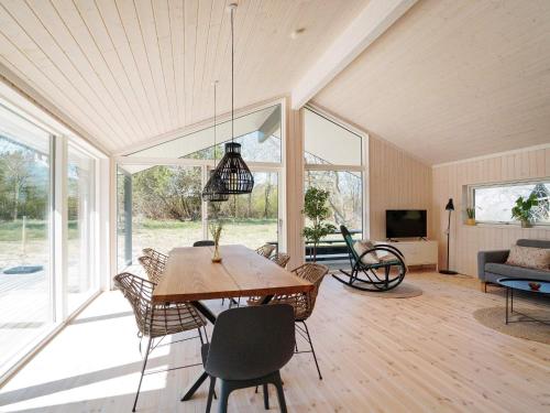 Una sala de estar con una mesa y sillas de madera. en 8 person holiday home in Hundested, en Hundested
