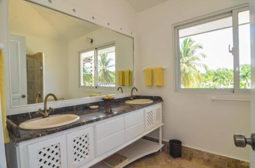 ein Badezimmer mit zwei Waschbecken und einem großen Spiegel in der Unterkunft Six Bedrooms Luxury Disco Room Villa in La Romana