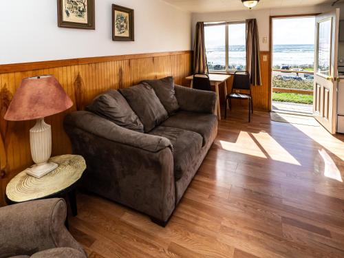 Χώρος καθιστικού στο Oceanside Ocean Front Cabins