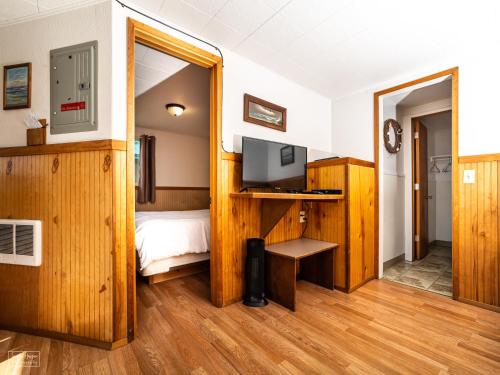 TV a/nebo společenská místnost v ubytování Oceanside Ocean Front Cabins