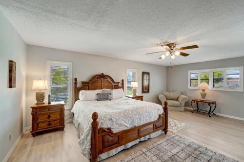 ein Schlafzimmer mit einem Bett und einem Deckenventilator in der Unterkunft Sand Bunker in Rotunda-West