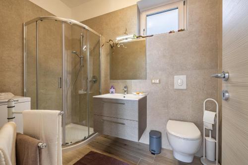 La salle de bains est pourvue d'une douche, de toilettes et d'un lavabo. dans l'établissement Casa Bepi, à Tremosine