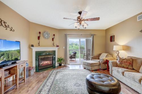 鸽子谷Ah-Mazing! Whispering Pines 532的带壁炉和电视的客厅