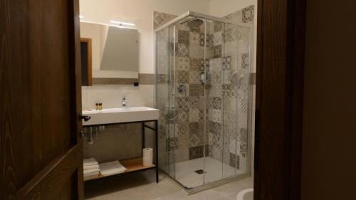 a bathroom with a shower and a sink at Agribed Quierta - Camerette 