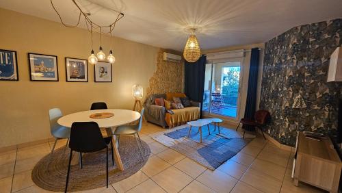 un salon avec une table et un canapé dans l'établissement Ravissant T3 climatisé 6 personnes, à Sète