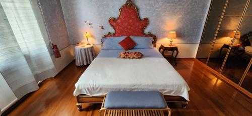 1 dormitorio con 1 cama grande con almohadas azules y rojas en Sunflower House, en Alessandria