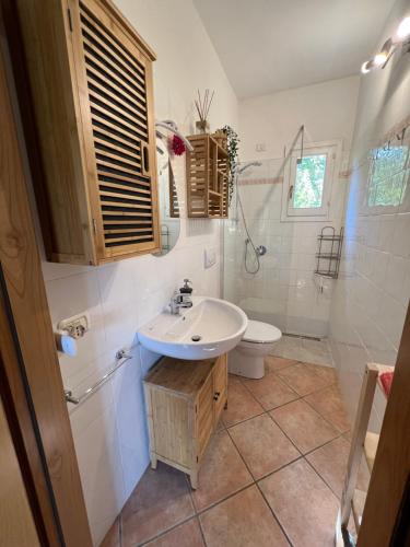bagno con lavandino e servizi igienici di Villetta Lampone a Lacona