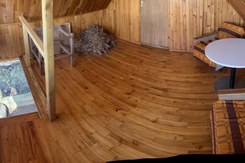 Habitación con suelo de madera y mesa. en Home of Koknese en Koknese