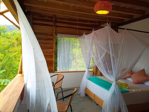1 dormitorio con 1 cama con mosquitera en Frana Lodge, en El Zaino