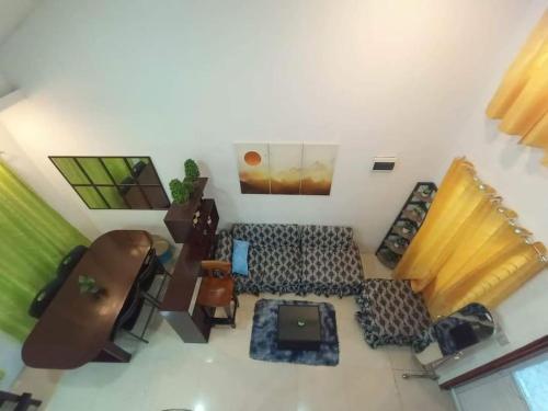 - Vistas a la sala de estar con sofá en Misty Hills Guesthouse Amadeo - Tagaytay, en Amadeo