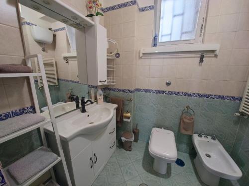 bagno con lavandino e servizi igienici di ReggiaHome Apartment a Caserta