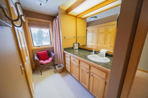 ein Bad mit einem Waschbecken und einem Spiegel in der Unterkunft Pines 2045 in Keystone