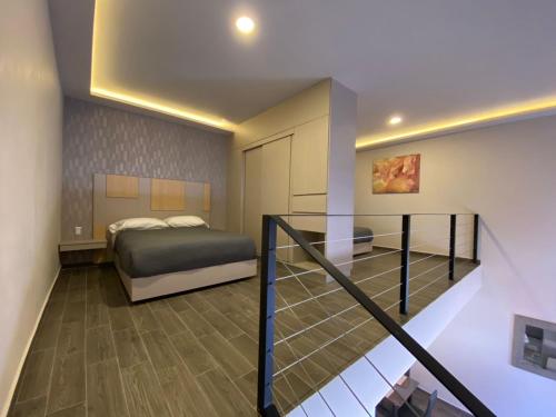- une chambre avec un lit et un escalier dans l'établissement Loft Platino, à Pachuca