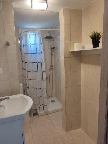 La salle de bains est pourvue d'une douche, d'un lavabo et de toilettes. dans l'établissement Elina House and Garden, à Nikiti