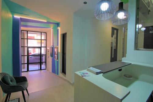 Una habitación con un escritorio y una silla y un arcoíris. en CASATURIS NEWON APARTAMENTOS en EL CAMPELLO, en El Campello