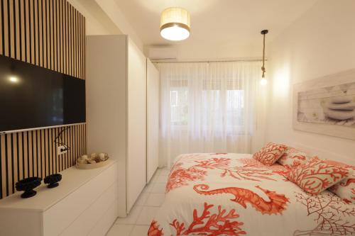 - une chambre avec un lit et une télévision dans l'établissement Garden House Giulia, à Sorrente