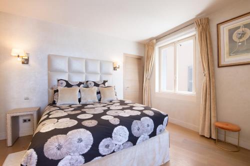 a bedroom with a large bed and a window at RARE! Appartement, 100m2, Climatisé - Port de Saint-Tropez in Saint-Tropez