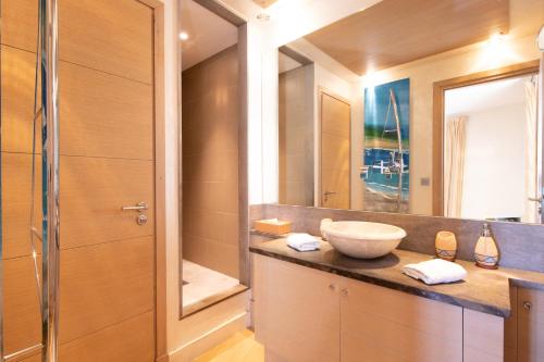 RARE! Appartement, 100m2, Climatisé - Port de Saint-Tropez في سانت تروبيز: حمام مع حوض ومرآة