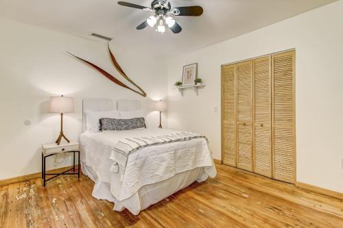 um quarto com uma cama e uma ventoinha de tecto em Downtown Gem- Dog Friendly Walk to Everything em Saint Augustine