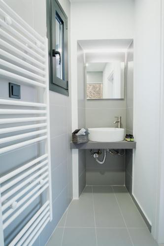 Ένα μπάνιο στο Comninon Suites