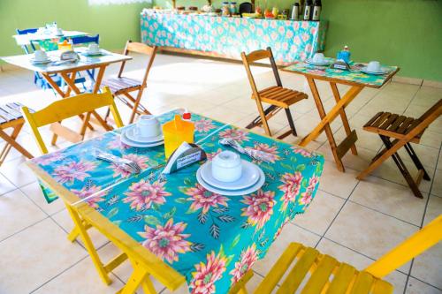 a table with a blue table cloth on it with chairs at Pousada Mama África in Conservatória