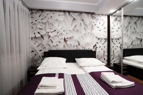 ein Schlafzimmer mit einem großen Bett mit Handtüchern darauf in der Unterkunft Jagiellońska 34 in Zakopane