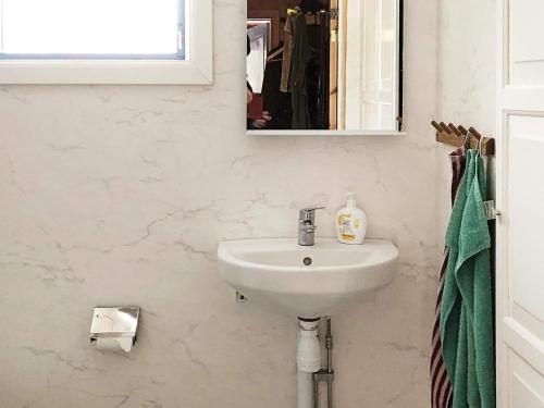 Holiday home RÄTTVIK في راتفيك: حمام مع حوض ومرآة