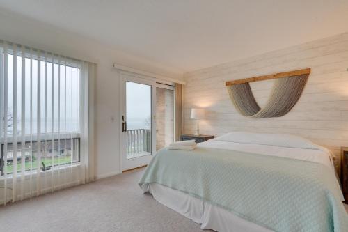 una camera con un letto e una grande finestra di Lakefront Dewittville Condo with Private Deck! a Dewittville