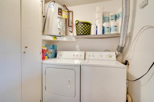 lavadero con lavadora y secadora en Lakefront Dewittville Condo with Private Deck!, en Dewittville