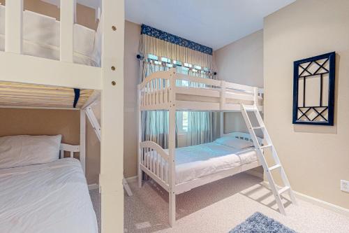 Двуетажно легло или двуетажни легла в стая в Bayside Resort --- 11029 Destination Drive