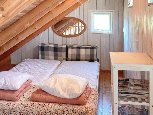 1 dormitorio con 2 camas en un ático en Holiday home Hovborg XI, en Hovborg